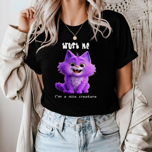 かわいい紫の猫 | 信じてください、私は優しい生き物です Tシャツ