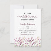 かわいい紫の薄紫小さなワイルドフラワーベビーシャワー 招待状 (正面)