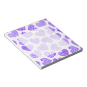 かわいい紫の鳩ハートバレンタインデーのパターン ノートパッド (アングル)