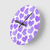 かわいい紫の鳩ハートバレンタインデーのパターン ラウンド壁時計 (傾斜)
