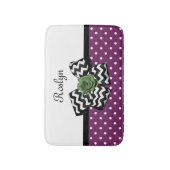 かわいい紫色のドットグリーンバラシェブロンボウと名前 バスマット (正面縦)