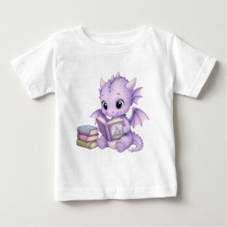 かわいい紫色の赤ちゃんドラゴンが絵本を読む キッズ服 ベビーTシャツ