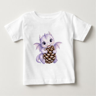 かわいい紫色の赤ちゃんドラゴン 松ぼっくりを持つ 子供たち ベビーTシャツ