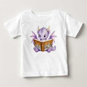 かわいい紫色の赤ちゃんドラゴン 読書 ストーリーブック キッズ ベビーTシャツ