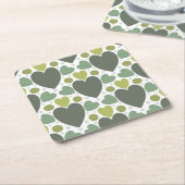 かわいい緑と灰色のモダンでおしゃれなハートとドット スクエアペーパーコースター (アングル)