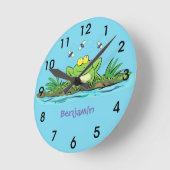 かわいい緑のお腹をすかせた蛙の漫画イラストレーション ラウンド壁時計 (傾斜)