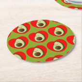 かわいい緑のアボカドの漫画赤いハート ラウンドペーパーコースター (アングル)