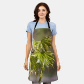 かわいい緑のカエデの枝葉小 エプロン (着用した状態)