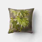かわいい緑のカエデの枝葉小 クッション (裏面)