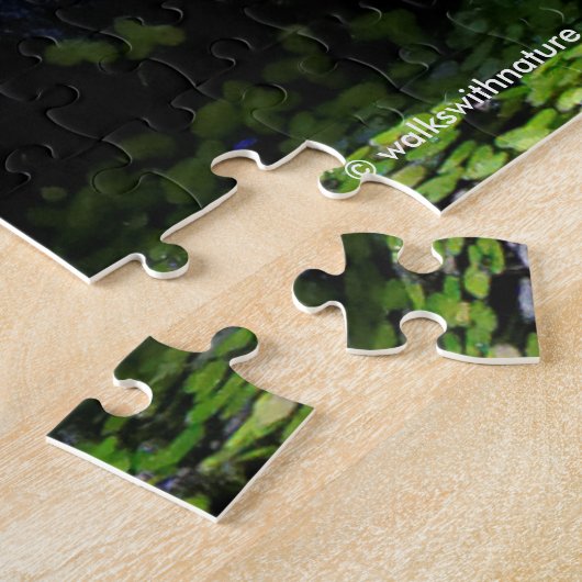 かわいい緑のカエルがホースにポーズをとる ジグソーパズル (側面)