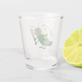 かわいい緑のクリケット昆虫漫画イラストレーション ショットグラス (裏面)