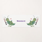 かわいい緑のクリケット昆虫漫画イラストレーション ヨガマット (正面(横))