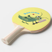 かわいい緑のクリケット昆虫漫画イラストレーション 卓球ラケット (正面アングル)