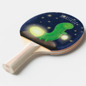 かわいい緑のグローの虫の漫画イラストレーション 卓球ラケット (正面アングル)