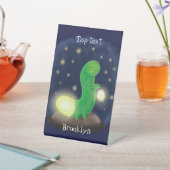 かわいい緑のグローの虫の漫画イラストレーション 台座サイン (インサイチュ)