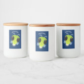 かわいい緑のグローブバグ蛍の漫画イラストレーション フードラベル (ボトル)