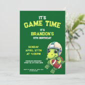 かわいい緑のサッカープレーヤーの恐竜の子供の誕生日 招待状 (スタンド正面)