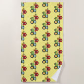 かわいい緑のトラクターおよび赤い納屋 ビーチタオル (正面)