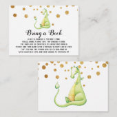 *~*かわいい緑のドラゴン赤ちゃんシャワーで本を持って来る エンクロージャーカード (正面/裏面)