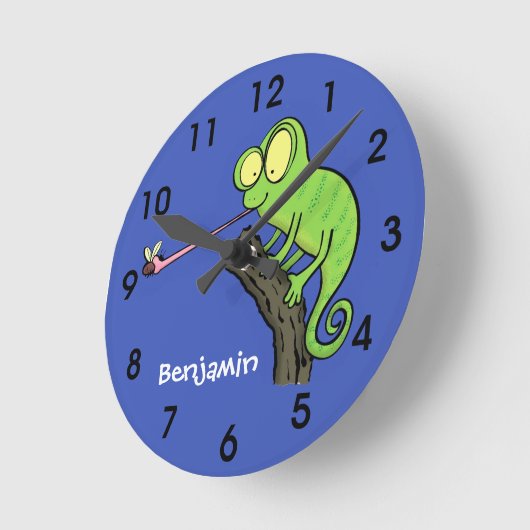 かわいい緑のハおもしろいッピーカメレオントカゲの漫画 ラウンド壁時計 (傾斜)