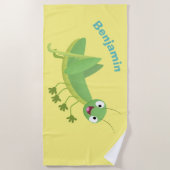 かわいい緑のハッピーなトノサマバッタの漫画 ビーチタオル (正面)