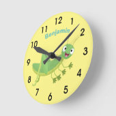 かわいい緑のハッピーバッタ漫画 ラウンド壁時計 (傾斜)