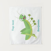 かわいい緑の幸せバッタ漫画 タペストリー (正面)