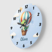 かわいい緑の恐竜が熱気球で空に飛び立つ ラージ壁時計 (傾斜)
