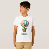 かわいい緑の恐竜が熱気球で飛び立つ Tシャツ (正面フル)
