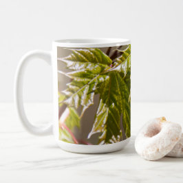 かわいい緑の楓の枝と小さな葉 コーヒーマグカップ