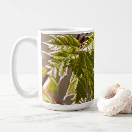 かわいい緑の楓の枝と小さな葉 コーヒーマグカップ (ドーナツ)