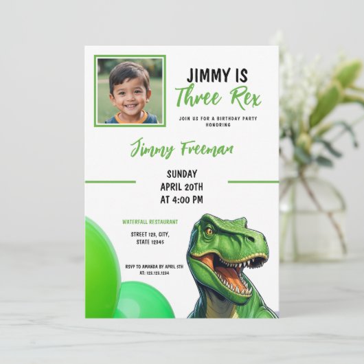 かわいい緑の漫画トレックスの写真誕生日 招待状 (スタンド正面)