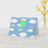 かわいい緑の風船と陽気な空の誕生日 カード (黄色い花)