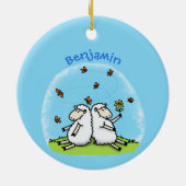 かわいい羊の友人と蝶の漫画 セラミックオーナメント (裏面)