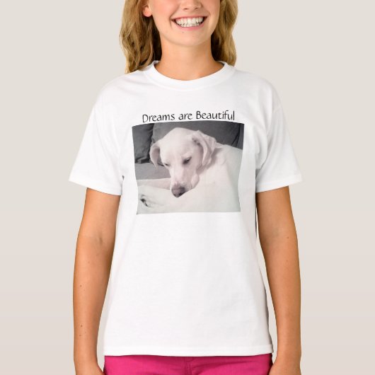 かわいい美しい眠い白い子犬の夢Tシャツ Tシャツ (正面)