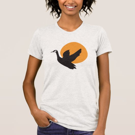 かわいい美しい飛ぶガチョウの鳥と夕日 Tシャツ (正面)