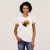 かわいい美しい飛ぶガチョウの鳥と夕日 Tシャツ (正面フル)