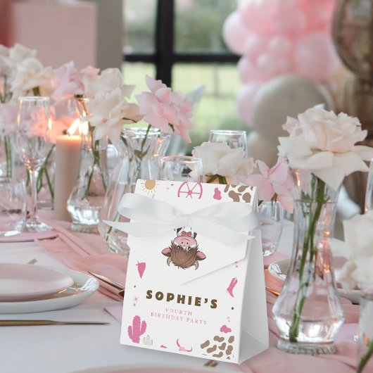 かわいい聖い牛のハイランド牛の誕生日 フェイバーボックス