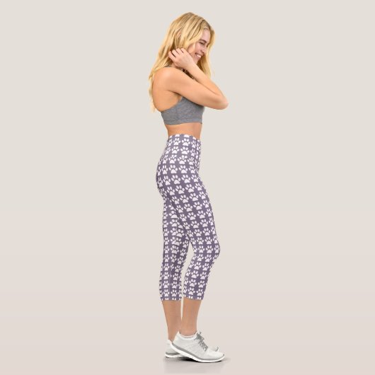 かわいい肉球プリントの紫＆白の柄 おしゃれ カプリレギンス (右)