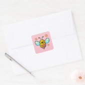 かわいい花と一緒に笑う赤ちゃん蜂 スクエアシール (封筒)