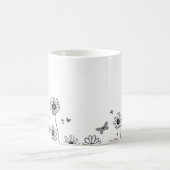 かわいい花のマグカップ – 黒と白の野花デザイン コーヒーマグカップ (中央)