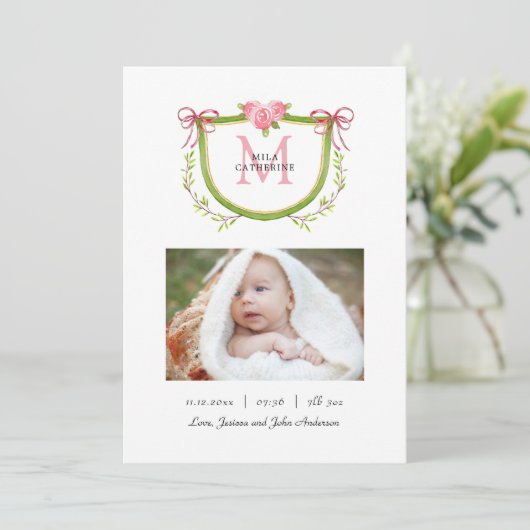 かわいい花の紋章とイニシャル 赤ちゃん女の子の誕生 案内状 (スタンド正面)