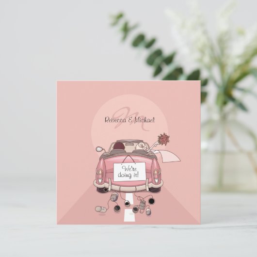 かわいい花嫁と新郎のピンクの逃避行の車の招待状 招待状 (スタンド正面)