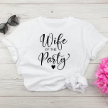 かわいい花嫁バチェロレッテ Tシャツ<br><div class="desc">バチェロレッテの花嫁の可愛いTシャツで、ハートとシックな台本に「パーティーの妻」を登場。コーディネートの「パーティー」Tシャツは、バチェロレッテグループの色の選択で利用可能。</div>