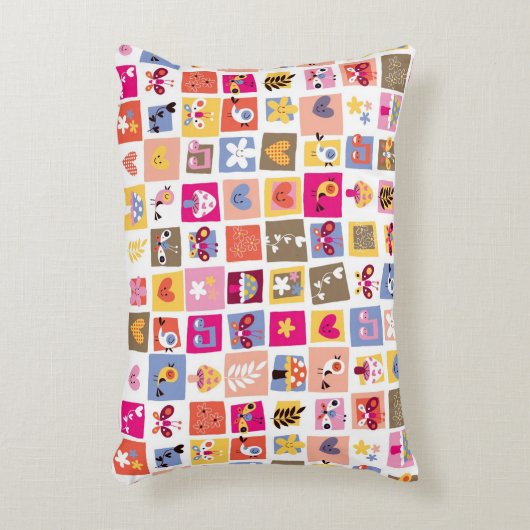かわいい花、鳥、ハートはパターンを平方します アクセントクッション (正面(垂直))