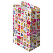 かわいい花、鳥、ハートはパターンを平方します スモールペーパーバッグ (正面アングル)