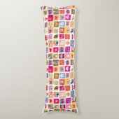 かわいい花、鳥、ハートはパターンを平方します ボディピロー (正面縦)