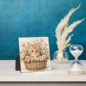かわいい茶トラの子猫の花バスケット フォトプラーク (インサイチュ)