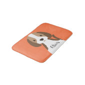 かわいい茶色と白い犬のポートレート バスマット (アングル)