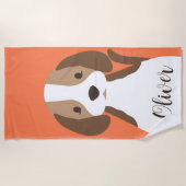 かわいい茶色と白い犬のポートレート ビーチタオル (正面)